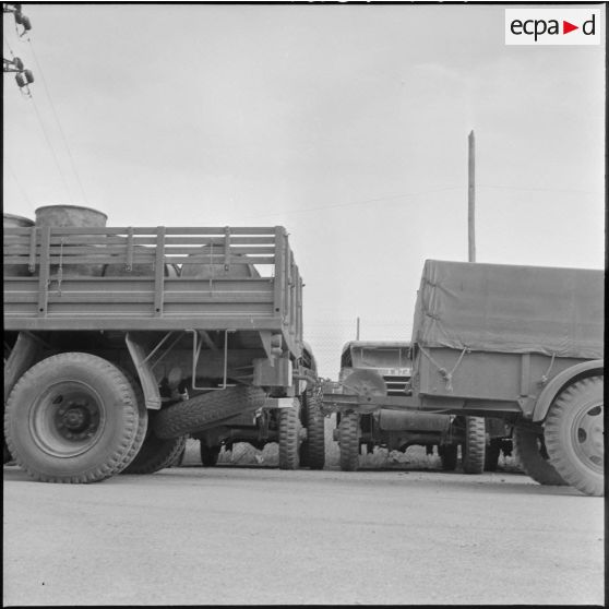 L'arrière d'un camion et sa remorque.