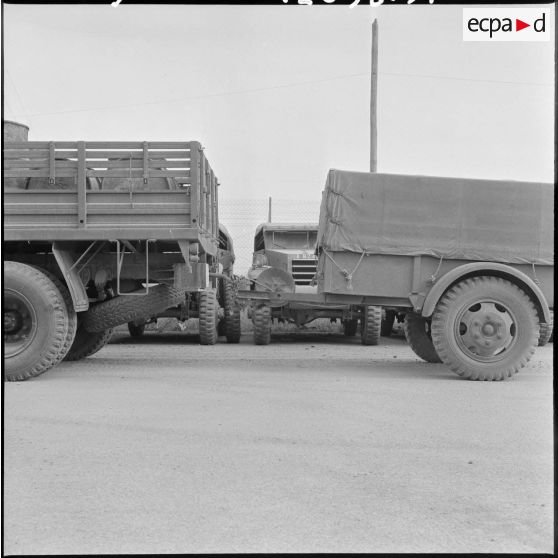 L'arrière d'un camion et sa remorque.