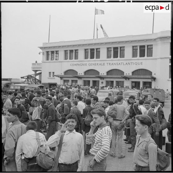 Deux cents jeunes quittent Alger pour participer au défilé du 14e juillet à Paris.