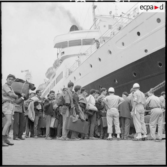 Alger, embarquement sur le paquebot "Ville d'Oran".
