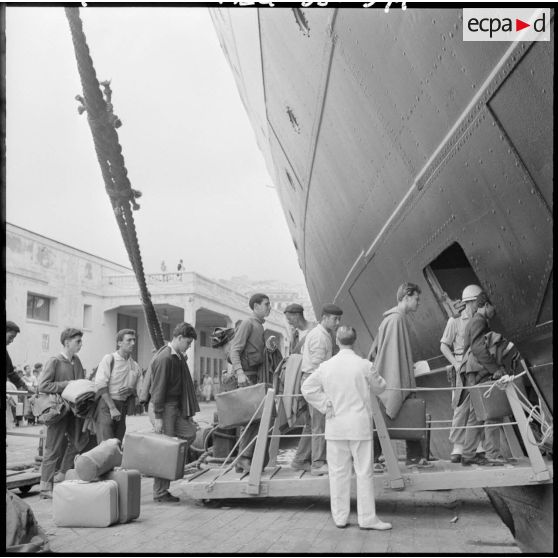 Alger, embarquement sur le paquebot "Ville d'Oran".