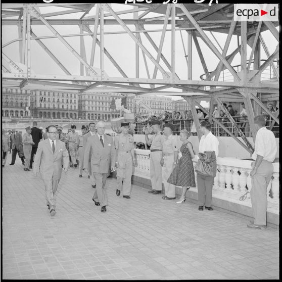 Alger. Le général Salan sur les quais du port.
