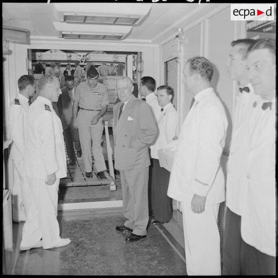 Alger. Le général Salan à bord du paquebot "Ville d'Oran".