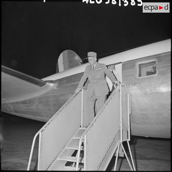 Alger. Le général Zeller à sa descente d'avion.