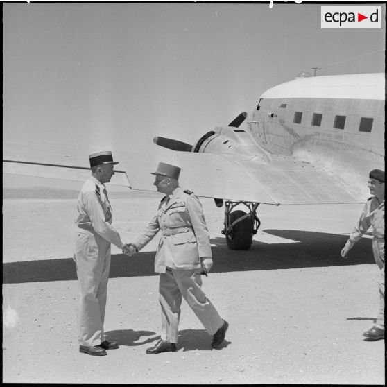 Le chef d'Etat-major André Zeller à son arrivée à Bir el Ater.