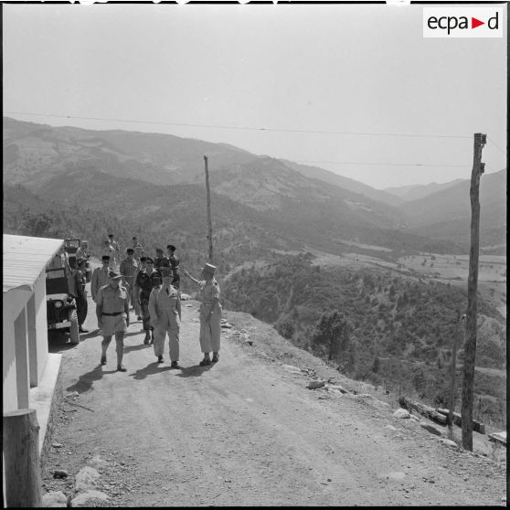 Le général Zeller en visite près de Médéa.