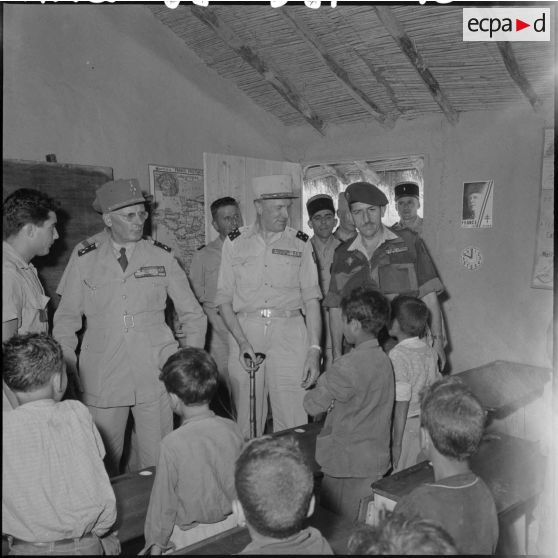 Visite de l'école du poste 334 près de Médéa.