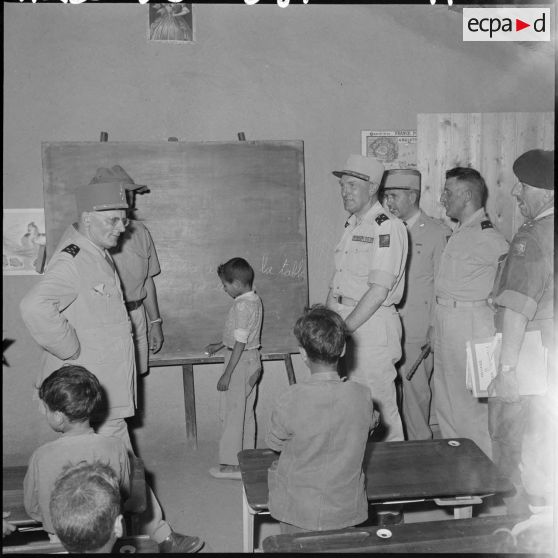 Visite de l'école du poste 334 près de Médéa.