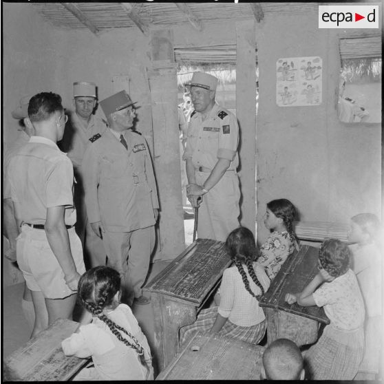 Visite de l'école du poste 334 près de Médéa.