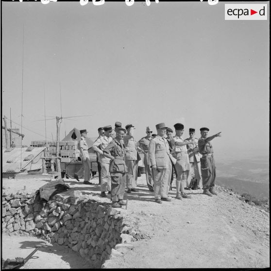 Le général Zeller  dans le nord algérois.