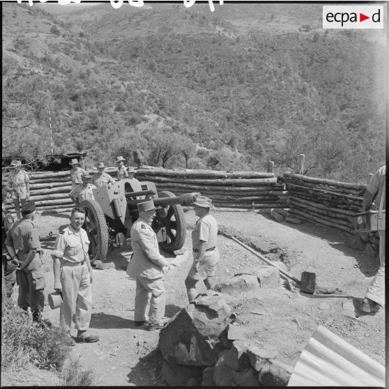 Le général Zeller en visite près de Médéa.