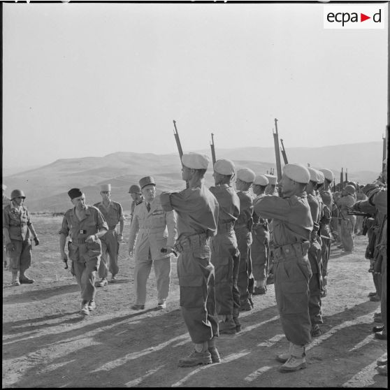 Cérémonie militaire au poste de Souk el Khemis.