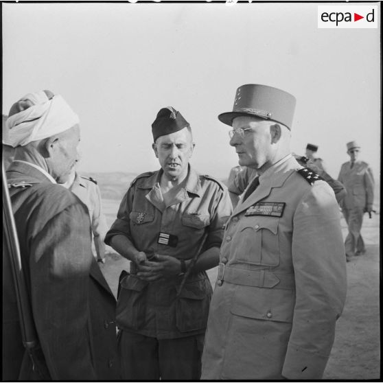 Le général Zeller au poste de Souk el Khemis.