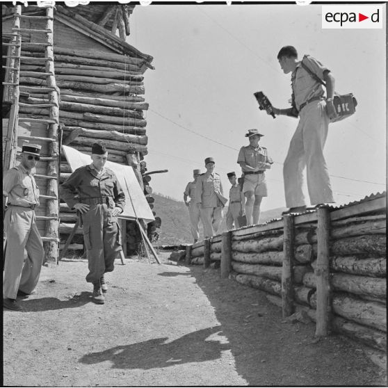 Le général Zeller en visite près de Médéa.