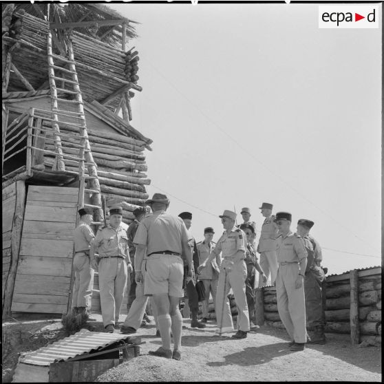 Autorités militaires au poste 334 près de Médéa.