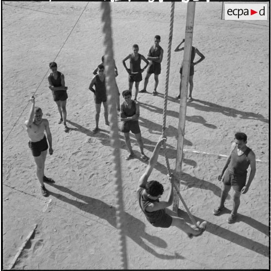 Exercices physiques à l'école des jeunes bâtisseurs de Cherchell.