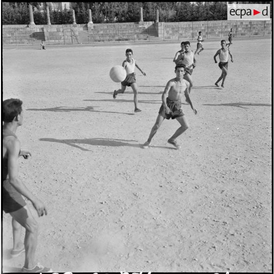 Match de football à l'école des jeunes bâtisseurs de Cherchell.