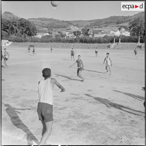 Match de football à l'école des jeunes bâtisseurs de Cherchell.