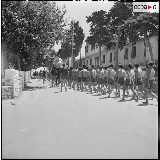 Cherchell. Les jeunes bâtisseurs dans la rue.
