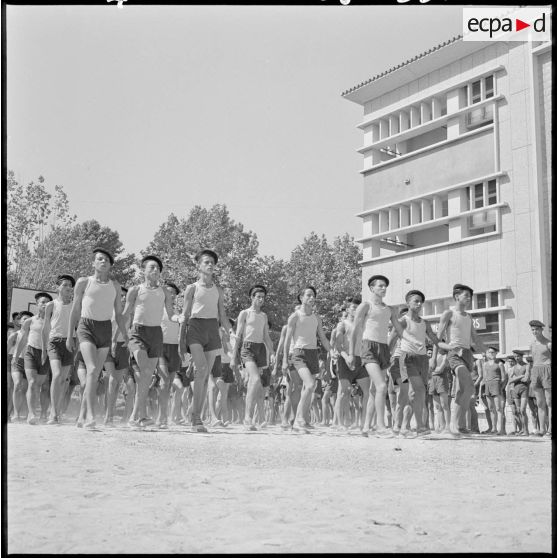 Séance de gymnastique à l'Ecole de jeunes bâtisseurs de Cherchell.