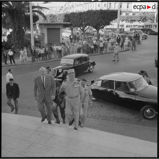 Alger. Le général Salan arrive à la Grande Poste.