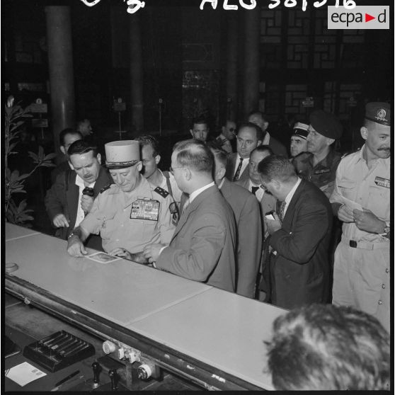 Alger. Le général Salan à la Grande Poste.