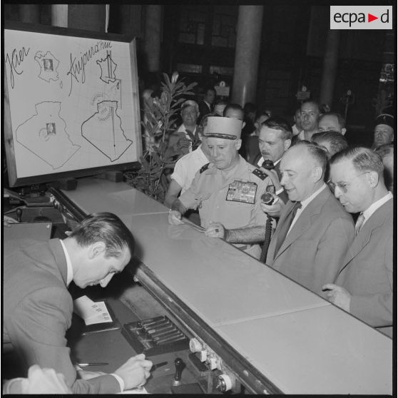 Alger. Le général Salan à la Grande Poste.