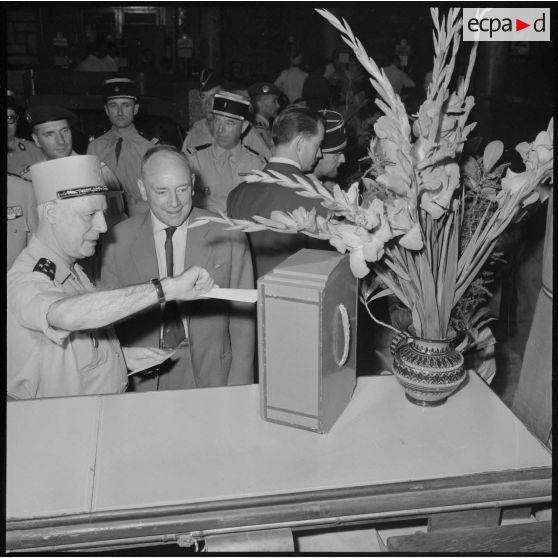 Alger. Le général Salan à la Grande Poste.