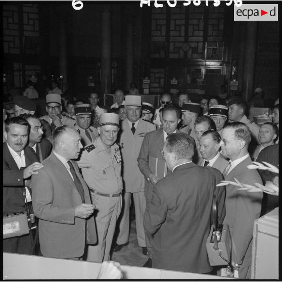 Alger. Le général Salan à la Grande Poste.