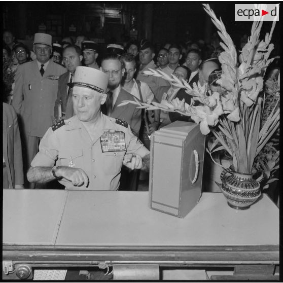 Alger. Le général Salan à la Grande Poste.