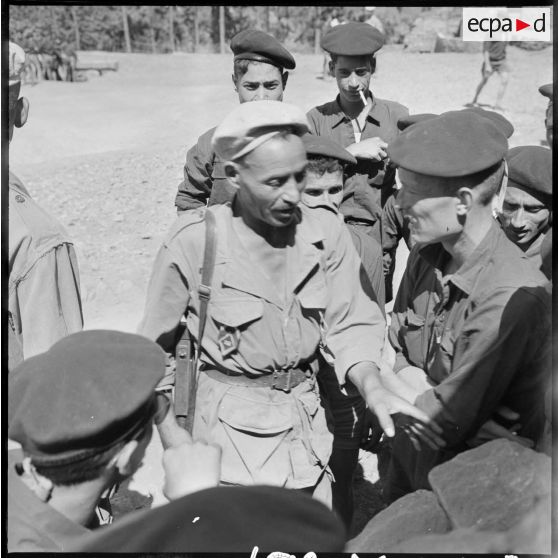 Les jeunes bâtisseurs de Cherchell dans le village du Ghrib.