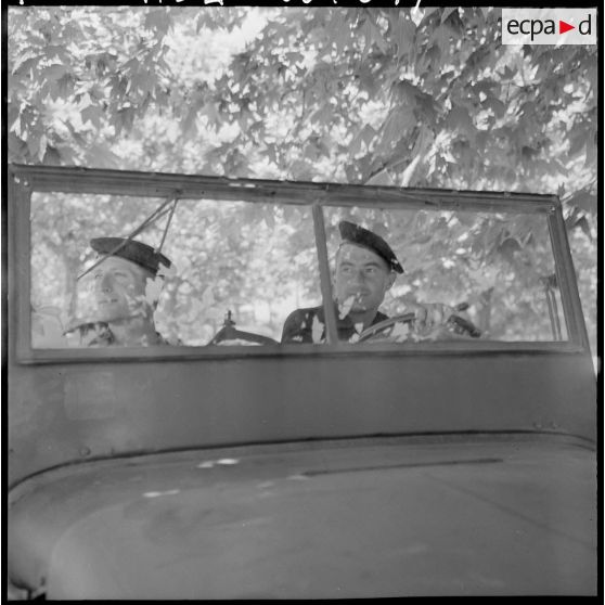 Deux élèves de l'Ecole de jeunes bâtisseurs de Cherchell au volant d'une Jeep.