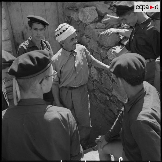 Les jeunes bâtisseurs de Cherchell dans le village du Ghrib.