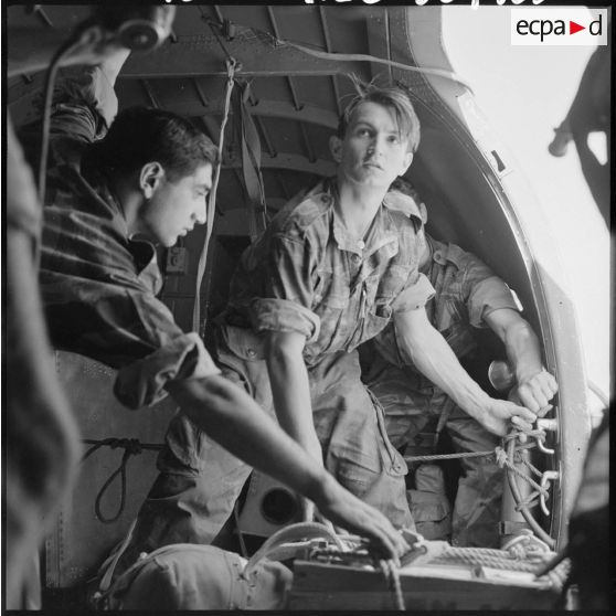 Région de Colomb-Béchar. Parachutage de bidons d'eau.