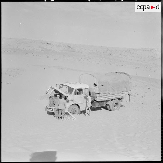 Région de Colomb-Béchar. Un camion perdu dans le désert.