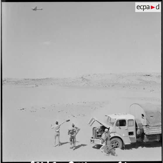 Région de Colomb-Béchar. Un camion perdu dans le désert.