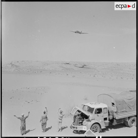 Région de Colomb-Béchar. Un camion perdu dans le désert.