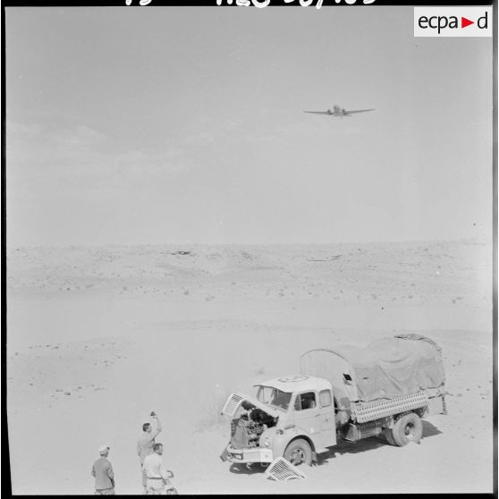 Région de Colomb-Béchar. Un camion perdu dans le désert.