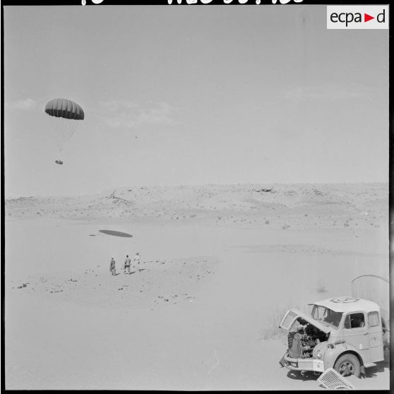 Région de Colomb-Béchar. Sauvetage d'un camion perdu dans le désert.