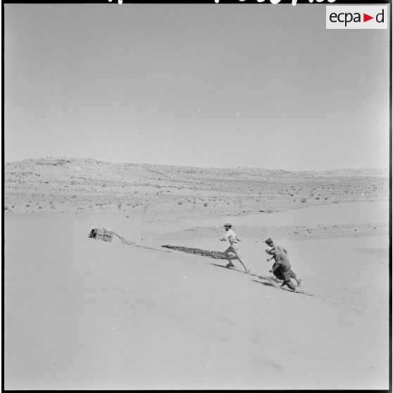 Région de Colomb-Béchar. Sauvetage d'un convoi de la 3e Compagnie autonome de Transports Sahariens.