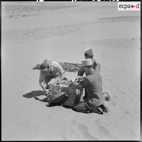 Région de Colomb-Béchar. Sauvetage d'un convoi de la 3e Compagnie autonome de Transports Sahariens.