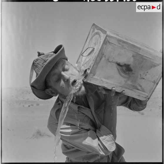 Région de Colomb-Béchar. Sauvetage d'un convoi de la 3e Compagnie autonome de Transports Sahariens.