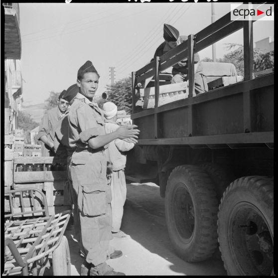 Région d'Aumale. Livraison de bouteilles.