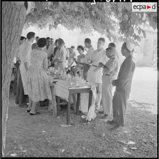 Algérie. Un repas en plein air.