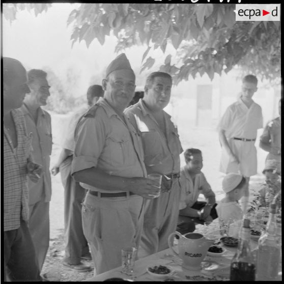 Algérie. Un repas en plein air.