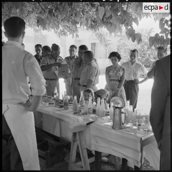 Algérie. Repas en plein air.