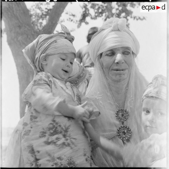 Aumale. Portrait d'une femme avec deux jeunes enfants.