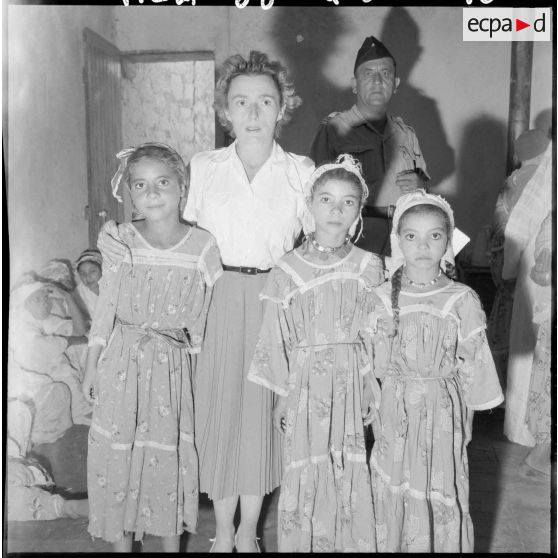 Aumale. Portrait d'une jeune femme en compagnie de trois fillettes du quartier de Labarraque.