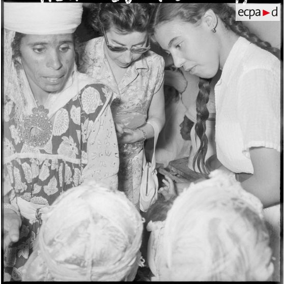 AÏn Bessour. Visite de madame la générale Roy.