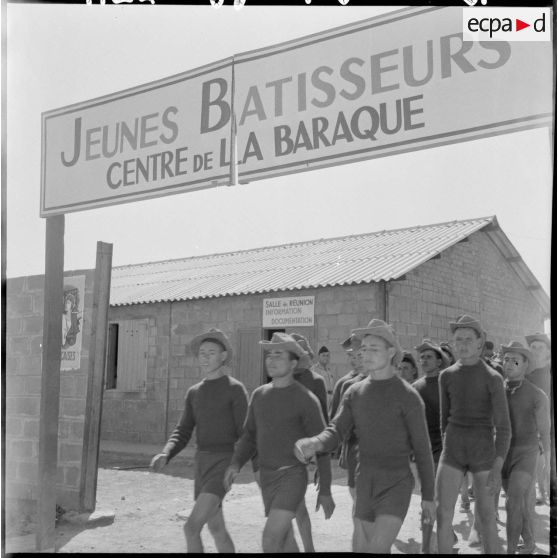 Aumale, quartier de Labarraque. Les jeunes bâtisseurs.